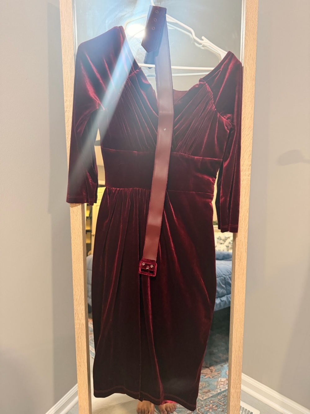 STARLET WIGGLE DRESS IN BURGUNDY VELVET - Picture 4 of 6